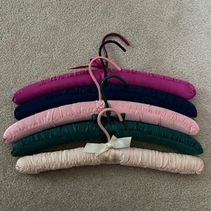 5 soft hangers 1 VS 4 no brand